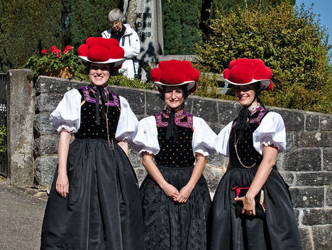 Kirnbacher Bollenhut Feschd 2017 - junger Trachtenträgerinnen mit rotem Bollenhut
