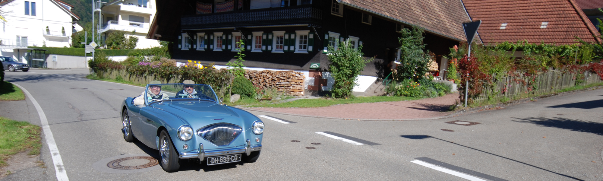 Oldtimer fahren durch das Kirnbachtal